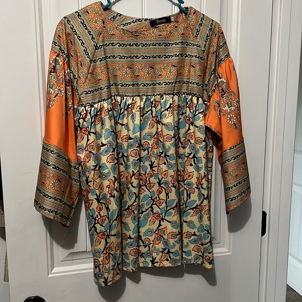 “Rosetic” blouse. Size L nwot